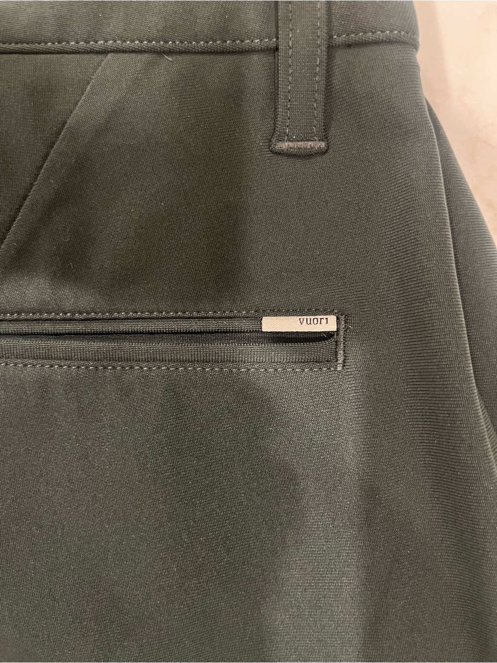 VUORI new Men’s Meta Shorts - NWOT - Sz 36 - Deep Green/ grey - PERFECT - Picture 3 of 5